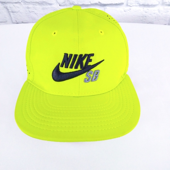 Nike Other - Nike SB Performance Swoosh Snapback Trucker Hat